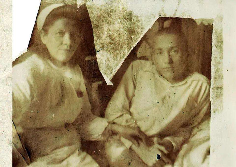 ◙ А. Князева с пациентом госпиталя

