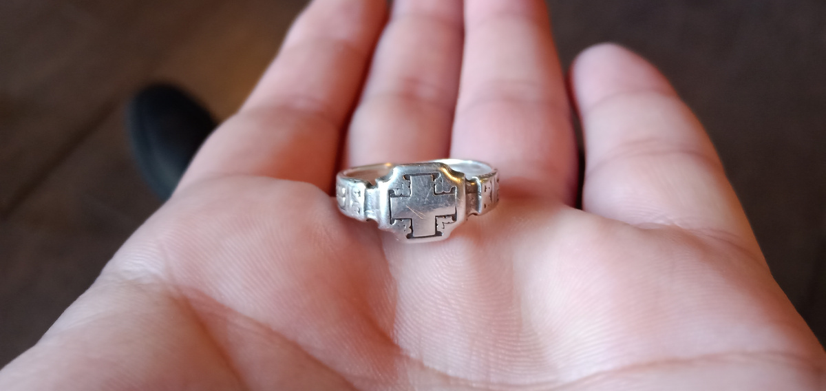 Мой перстень из серебра.