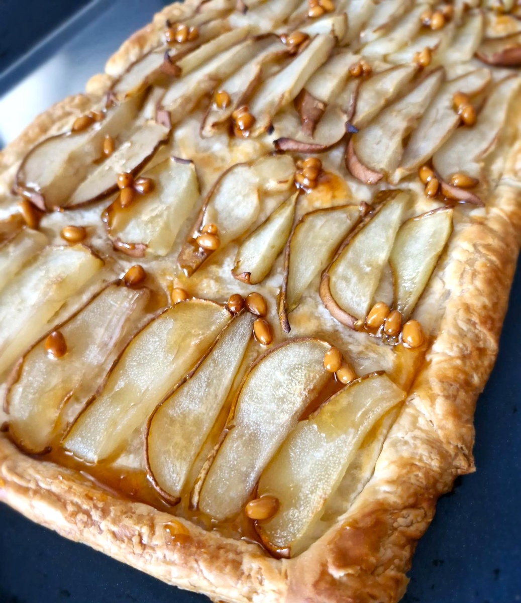 Грушевый пирог с медом и кедровыми орехами