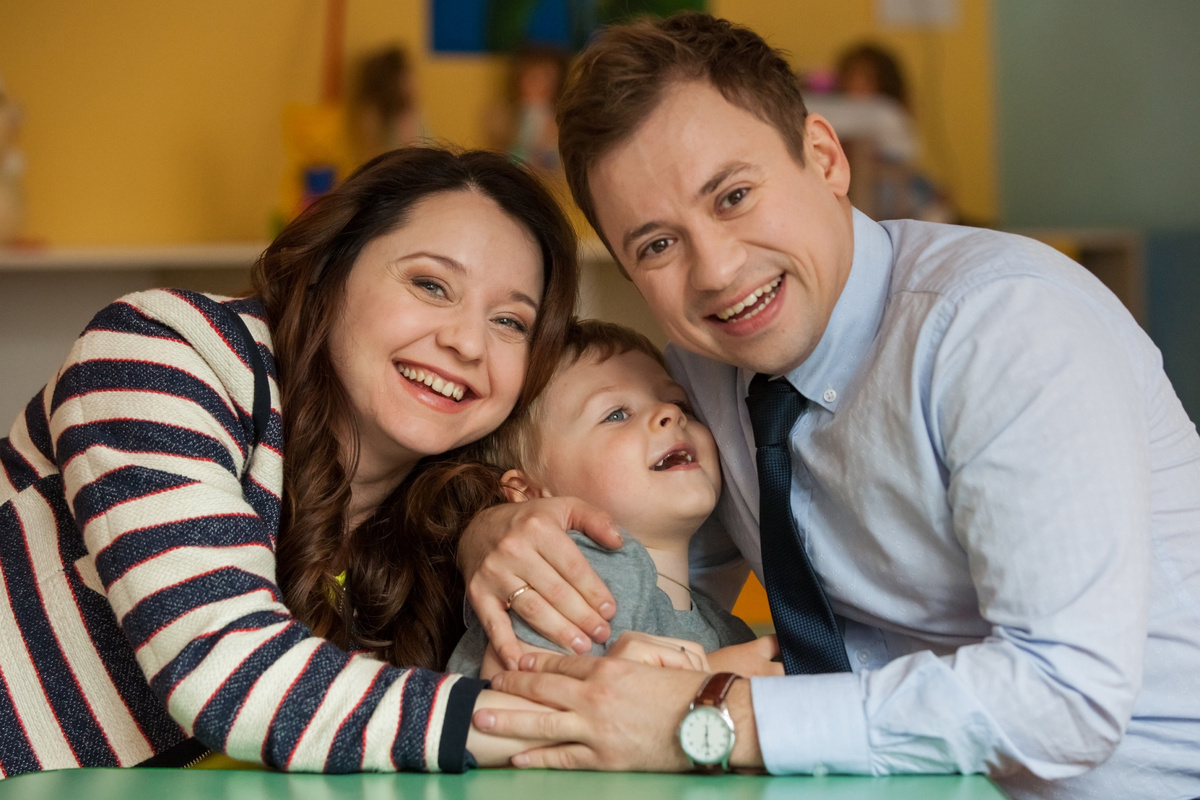 Крепкая российская семья: кадр из сериала "СашаТаня"