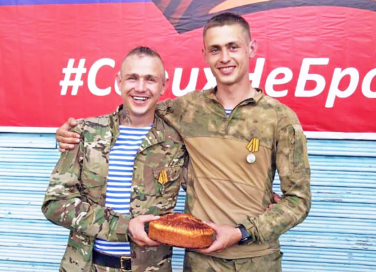 Братьев Евгения и Алексея Панасюк в один из отпусков односельчане встретили хлебом-солью