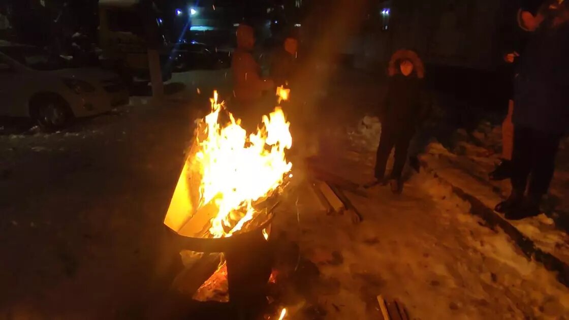 Люди греются...