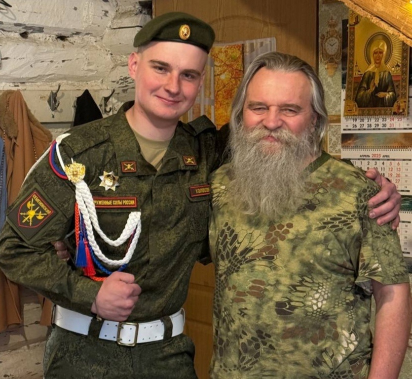 Год не видел папу, очень скучал и спешил именно к нему.