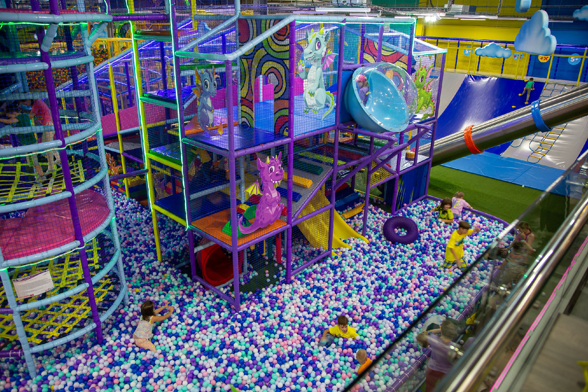 Огрооомный бассейн с горками и шарами 
