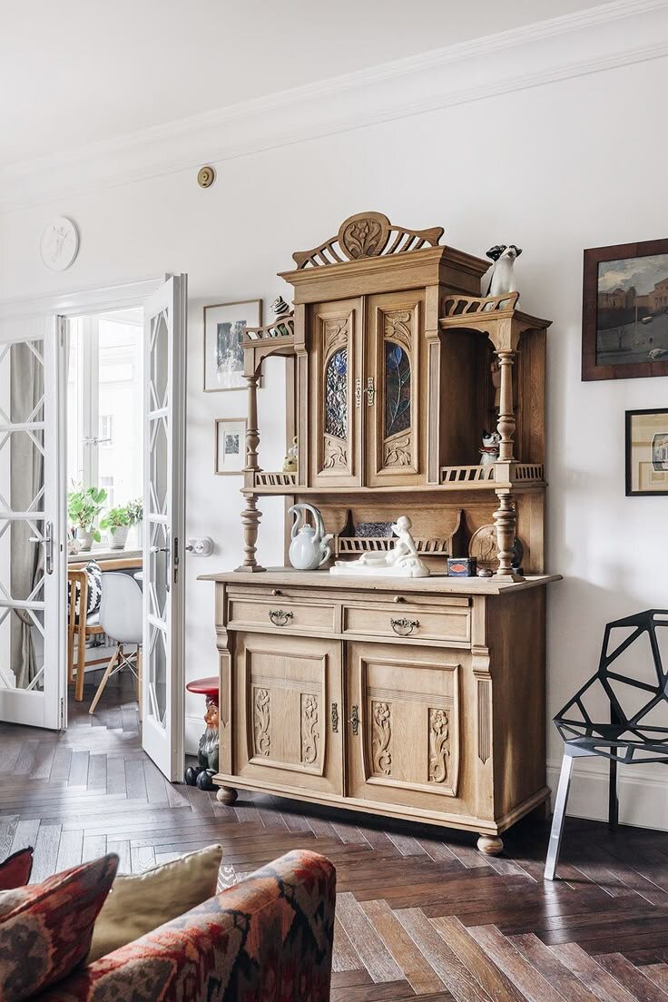 Старинный буфет в интерьер