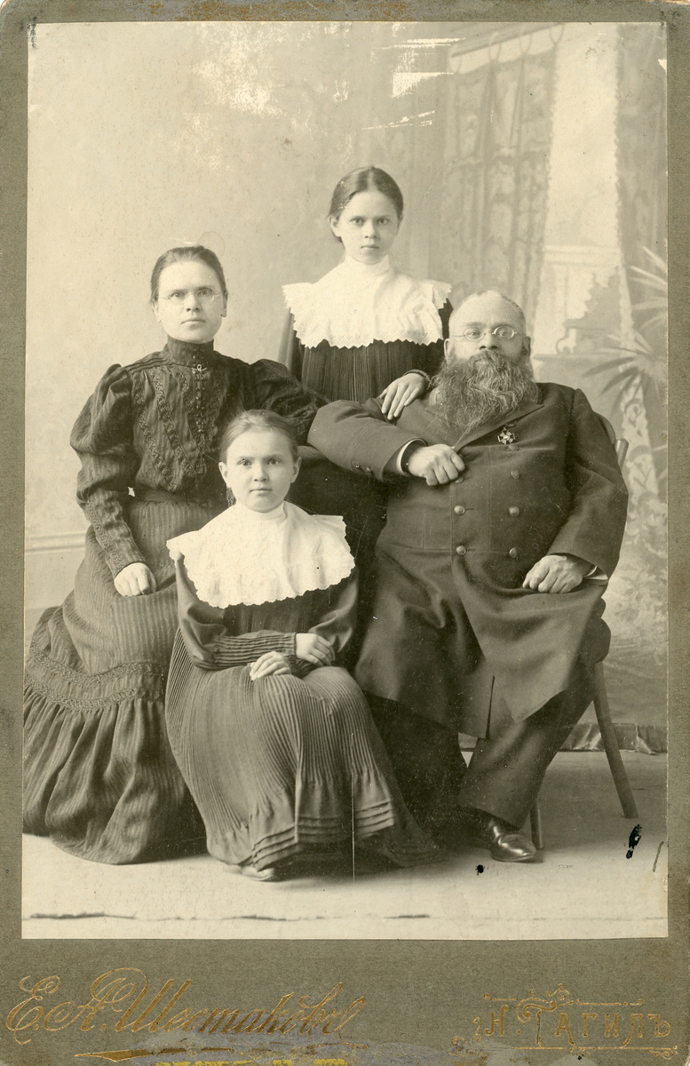 Николай Иванович Кларк с семьей. Фото Е.А. Шестакова. Кон. XIX в.
