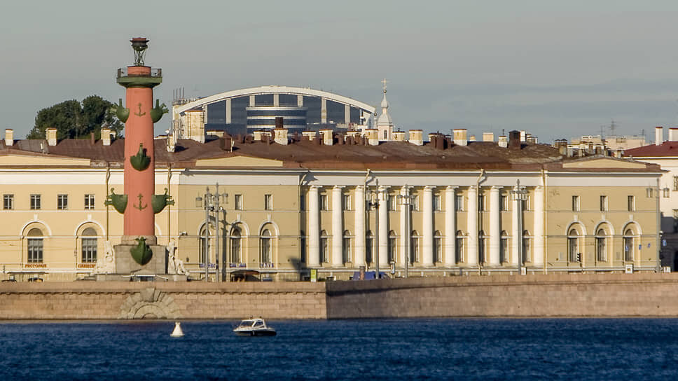 Здание на набережной Макарова дом 2.📷Фото: Евгений Павленко / Коммерсантъ