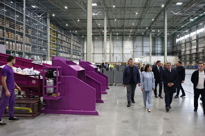    Губернатор Волгоградской области Андрей Бочаров и глава Wildberries Татьяна Ким в новом транспортно-логистическом комплексе (пресс-служба администрации Волгоградской области)