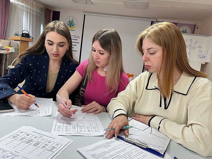 Участницы группы выполняют задание программы обучения