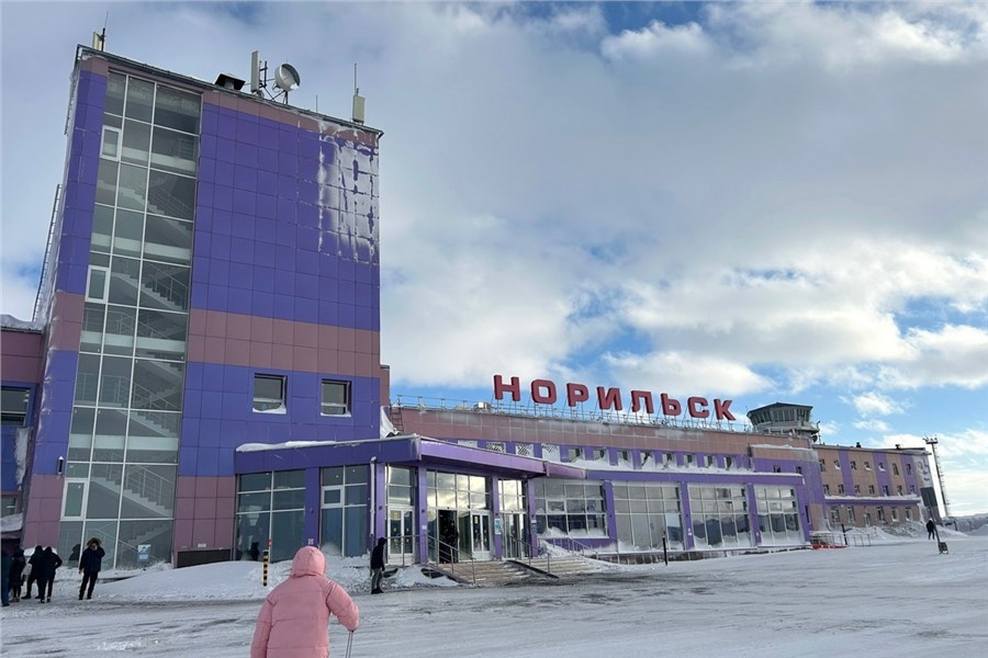 Итак, приземляемся в Норильске. Аэропорт компактный и удобный. Что точно оценит любой пассажир — это наличие теплого телетрапа. После посадки я ожидала поездки на автобусе, а нет — всё оказалось гораздо комфортнее
