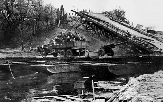 «Студебеккер» с ЗИС-3 на буксире из 3-й гв. Танковой армии форсирует Тельтов-канал по понтонному мосту. Рядом обломки взорванного моста