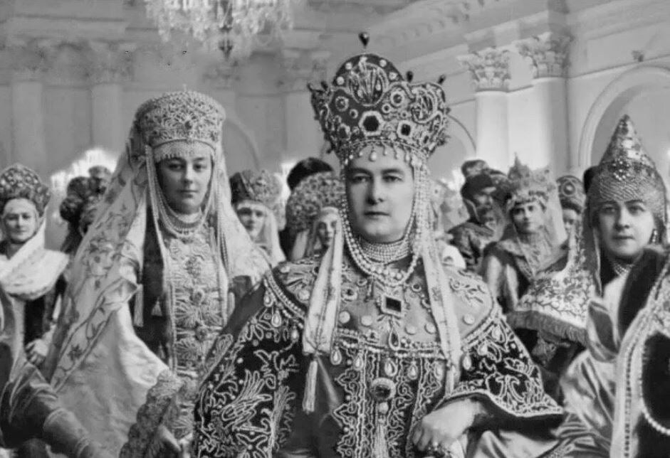 Гостьи бала-маскарада, приуроченного к 290-летию Дома Романовых, представительницы высшего света Санкт-Петербургна. 13 (26) февраля 1903 года. Зимний дворец. Фотография взята из свободных истоников на просторах интернета