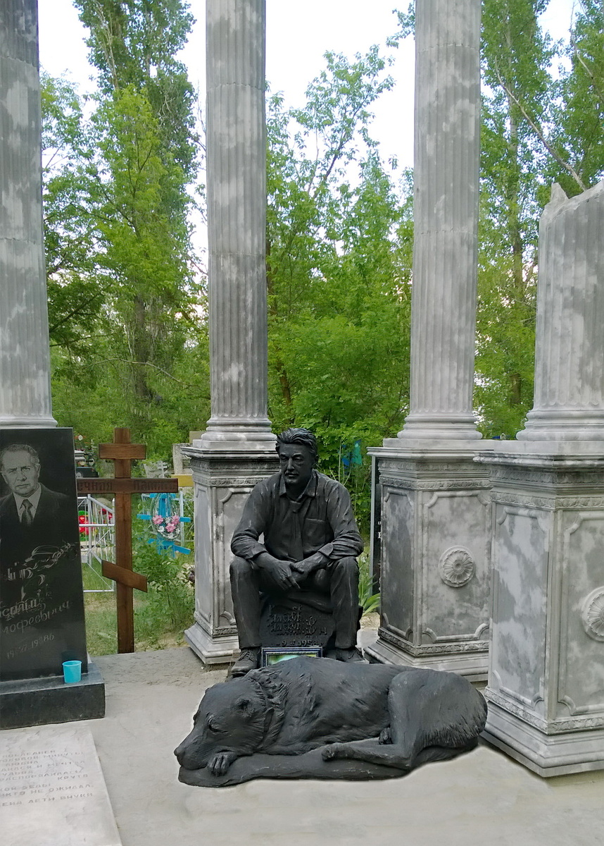 Мемориальный комплекс на могиле Киреева в г. Фролово