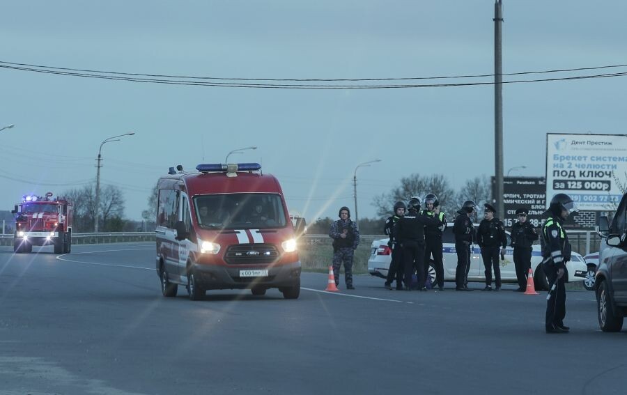    Пожарные машины на перегороженной дороге в Киржачском районе Владимирской области / Источник: © Владимир Никонов/РИА Новости