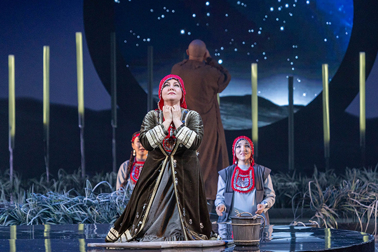 Героям на сцене в оркестре вторят тембры-персонажи, обезличенную массу рода олицетворяют громогласные тутти