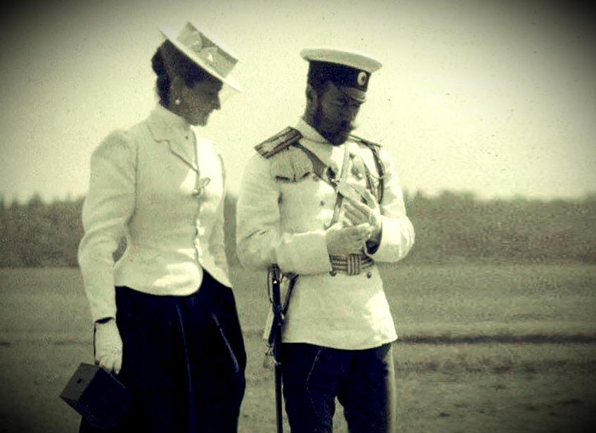 Царская семья. Николай II и его жена Александра Федоровна. Изображение взято с Яндекс картинок.