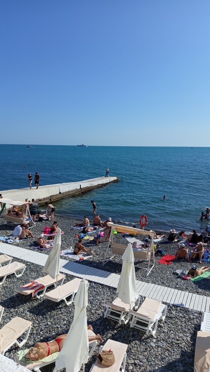 Сфоткала совсем недавно. А мы ещё не ходили на пляж, только прогулка по набережной иногда, всё таки вода ещё холодная.