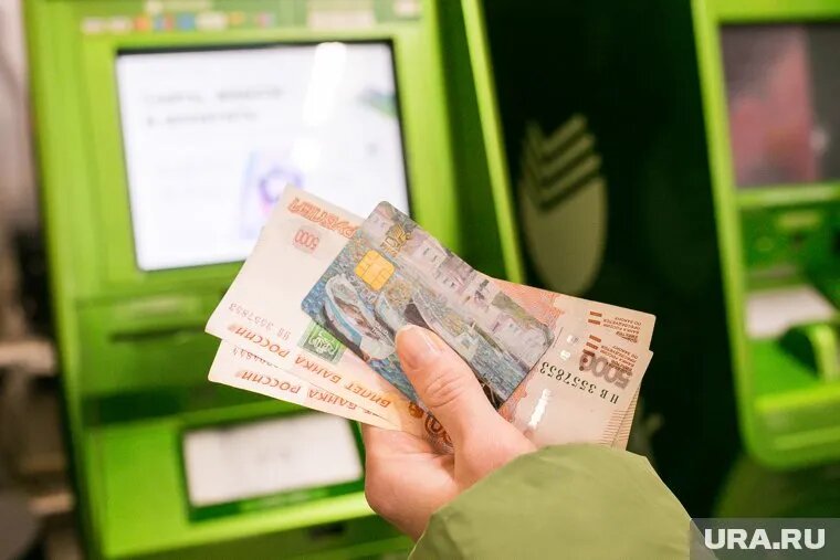 Досрочно выплаты в мае перечислят тем, кто получает их безналично. Фото: Денис Моргунов © URA.RU