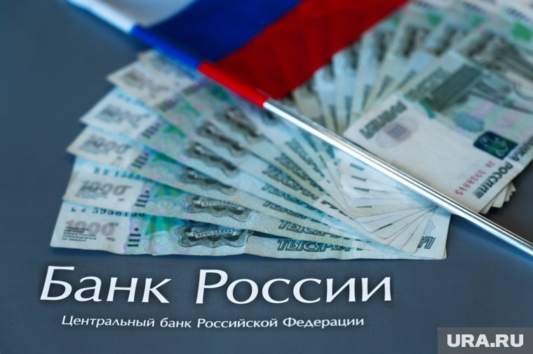 Пенсии за май в апреле получат те, кому деньги приходят на карту. Фото: Руслан Яроцкий © URA.RU