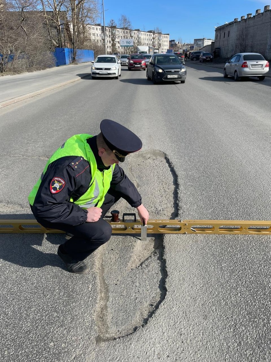    Сотрудники ГАИ Петрозаводска измеряют ямы на дорогах. Фото: ГАИ столицы Карелии