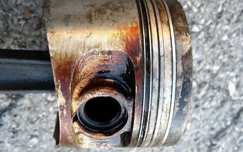    Все поршневые кольца мотора полностью залегли в канавках.