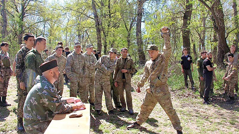    Казачья молодежь соревновалась в силе и ловкости
