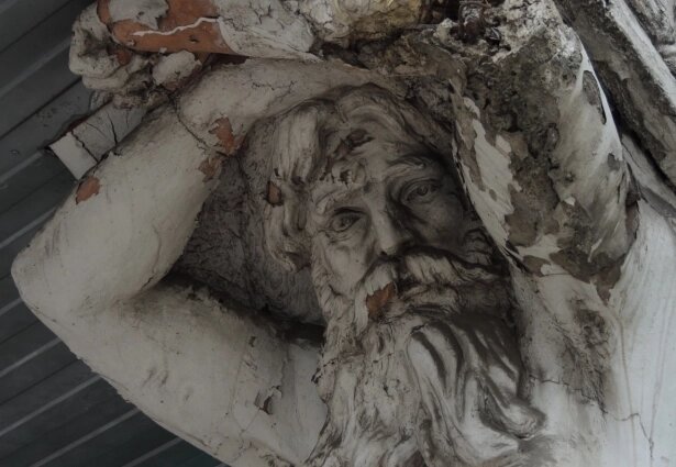    Атланты практически лишились своей "кожи". Фото:  АиФ/ Анастасия Григорьева