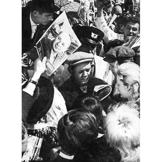 Евгений Леонов в окруении поклонников