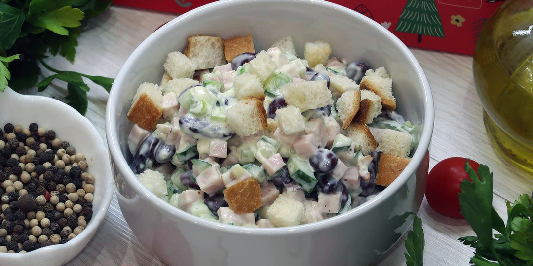 Быстрый и Очень Вкусный Салат с Ветчиной, Фасолью и Сухариками