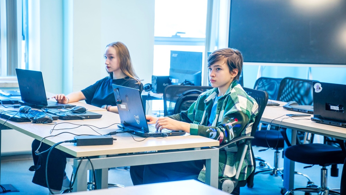    «Урок цифры» по квантовым технологиям проходят школьники Югры
