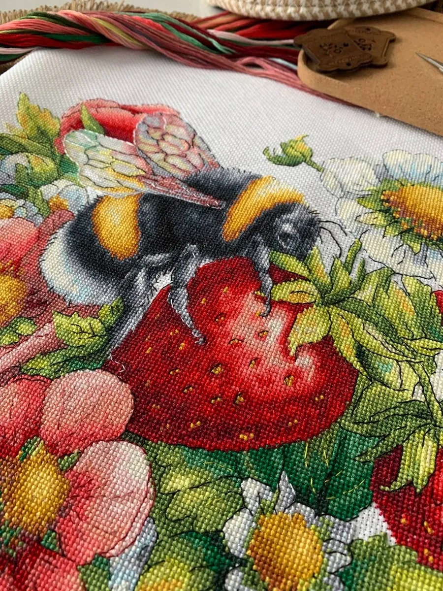 Инна Байденко Шмель на клубнике