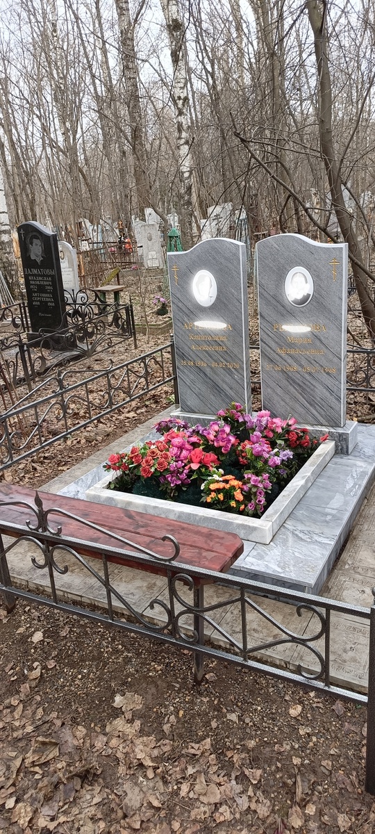 Фото после уборки могилы. Участок зачистили от сорняков и листвы, помыли с моющим средством памятник, заливку и тротуарную плитку, помыли оградку и лавку.