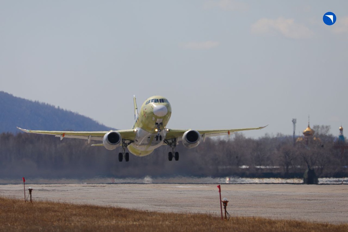 Российский самолет SJ-100 с импортозамещенным оборудованием.