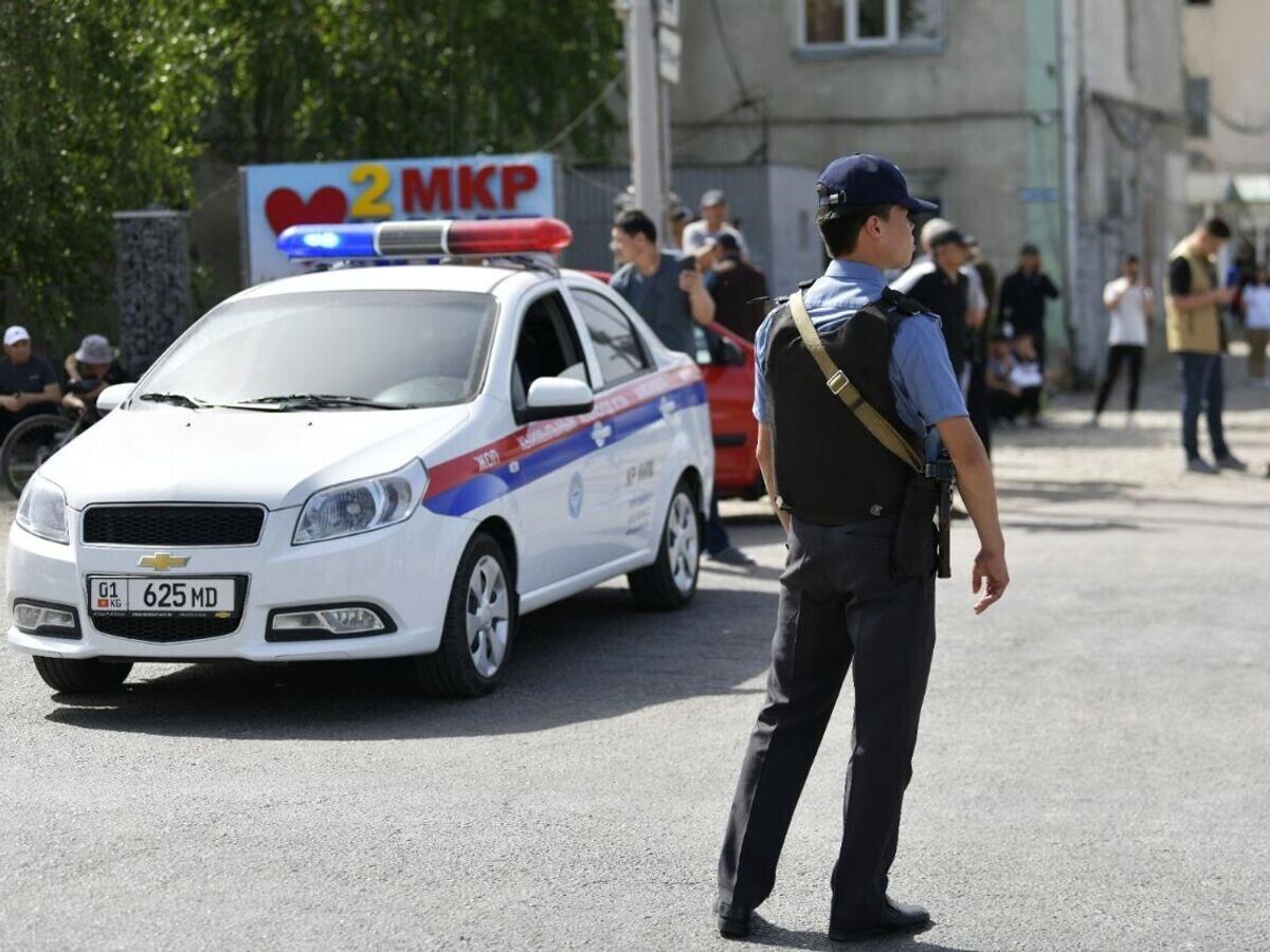    Сотрудник полиции в пригороде Бишкека, где произошла перестрелка в ходе спецоперации по задержанию подозреваемого в терроризме© Sputnik / Жоомарт Ураимов