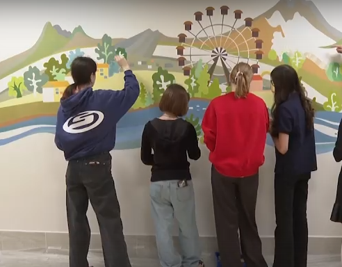     Юные красноярские художники расписывают помещения одного из детских садов