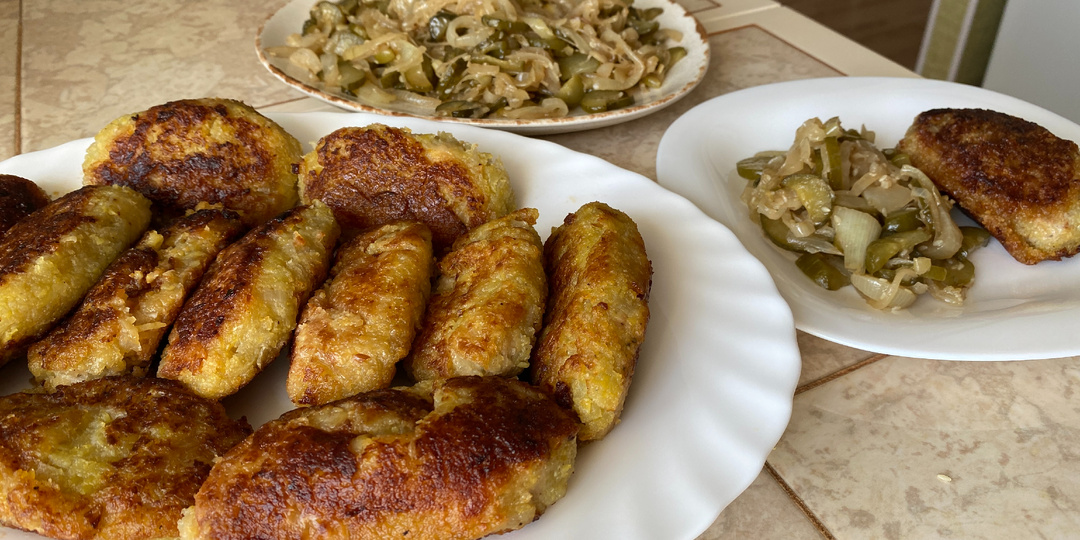 Изумительные драники с мясом внутри, а вместо гарнира вкусный салат.