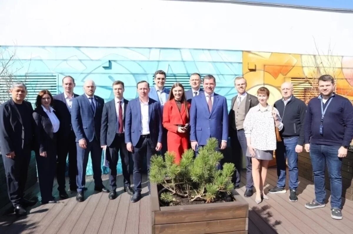    На экскурсии депутатам показали террасу под открытым небом, где могут общаться учащиеся