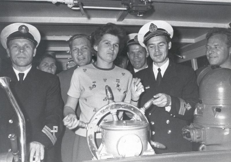 Первая женщина-космонавт В.В. Терешкова в штурманской рубке теплохода «Волга». 1963 г. Фото из архива Волжского пароходства.