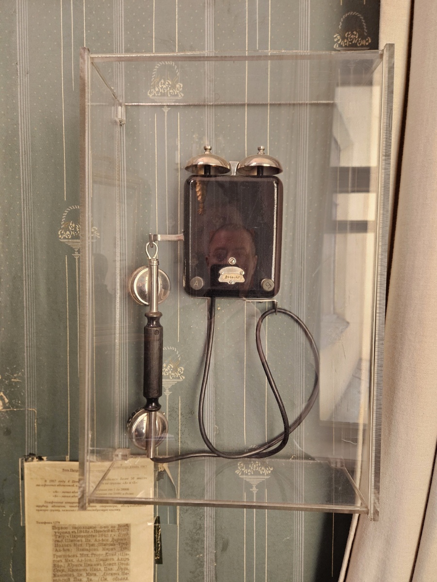 Старинный телефон.