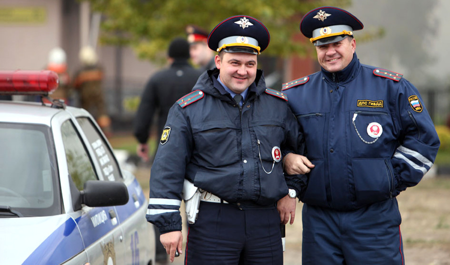 Для большинства водителей встреча с инспектором дорожной полиции — стрессовая ситуация. Однако правильный психологический подход может сделать это общение менее напряженным и даже помочь избежать штрафа.
