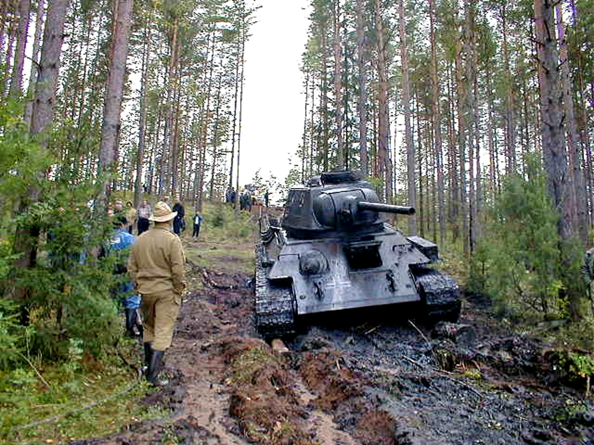 Под его началом команды аквалангистов из клубов «Поиск» и «Ихтиандр» более трёх недель вели сложнейшие работы на глубине девяти метров.