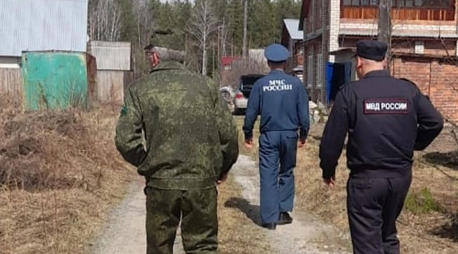 В Полевском начали работу патрульно-контрольные группы, которые проверяют соблюдение дополнительных требований, установленных на период введения особого противопожарного режима, проводят профилактические беседы с отдыхающими в лесах и парках, дачниками и садоводами