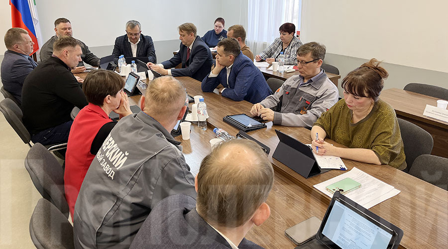 Комитет по городскому хозяйству и муниципальной собственности пригласил специалистов администрации, МЧС России и прокуратуру, чтобы детально изучить и оценить готовность округа к прогнозируемой борьбе с природными возгораниями