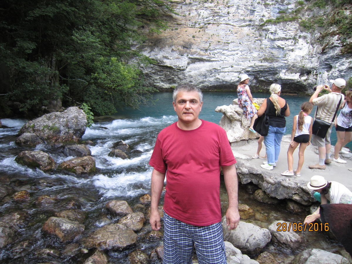 Голубое озеро. Глубина - 76 м. Чистая и очень холодная вода. Животный мир — отсутствует, озеро называют «мёртвым».