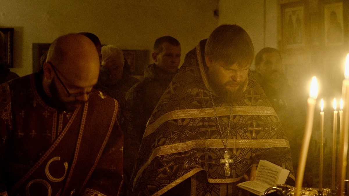 "Спецназ" (справа) и "Серафим" совершают чин освящения иконы казачьего Патриарха всея Руси святителя Ермогена