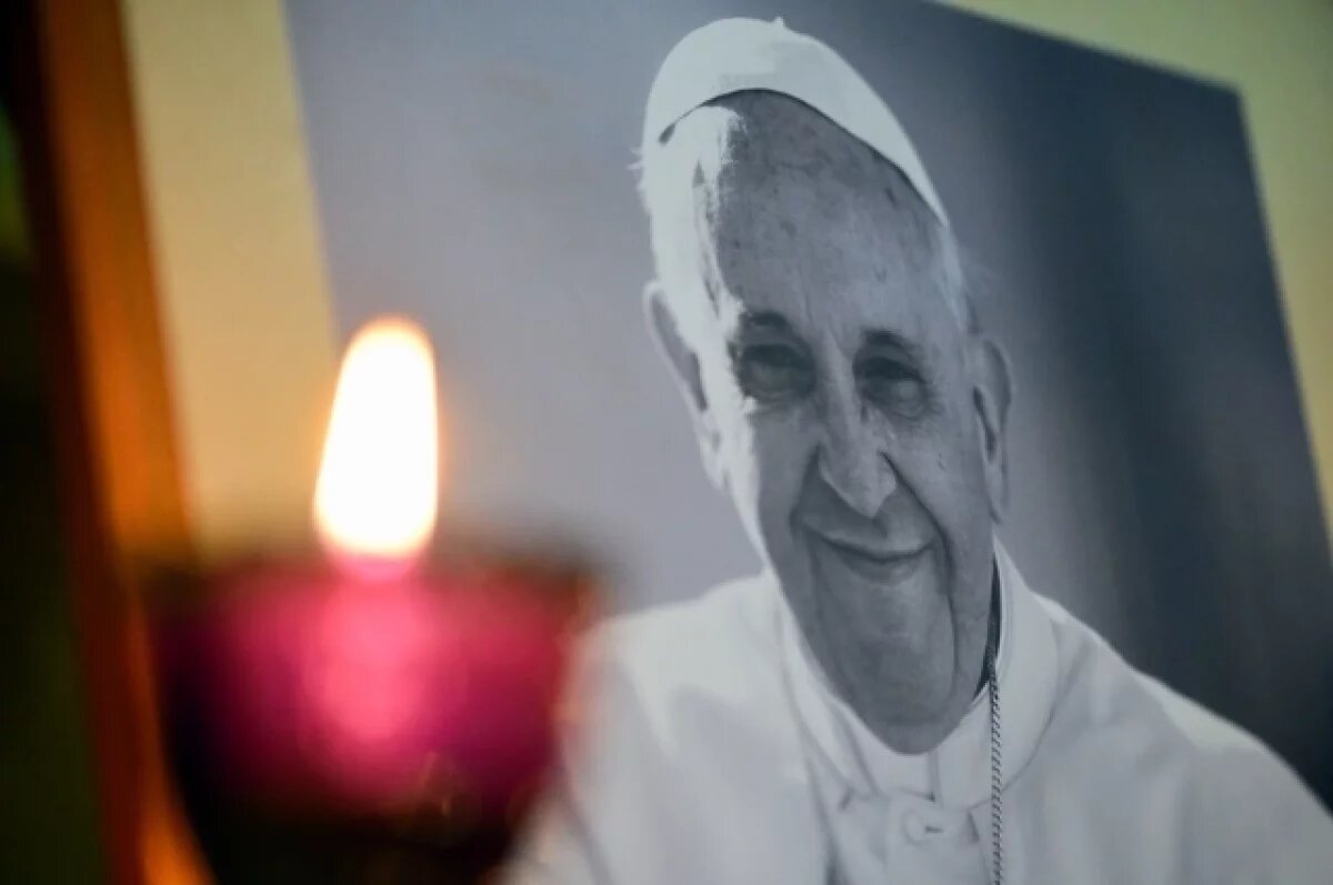    Возле собора в Ватикане собираются верующие для прощания с папой Франциском