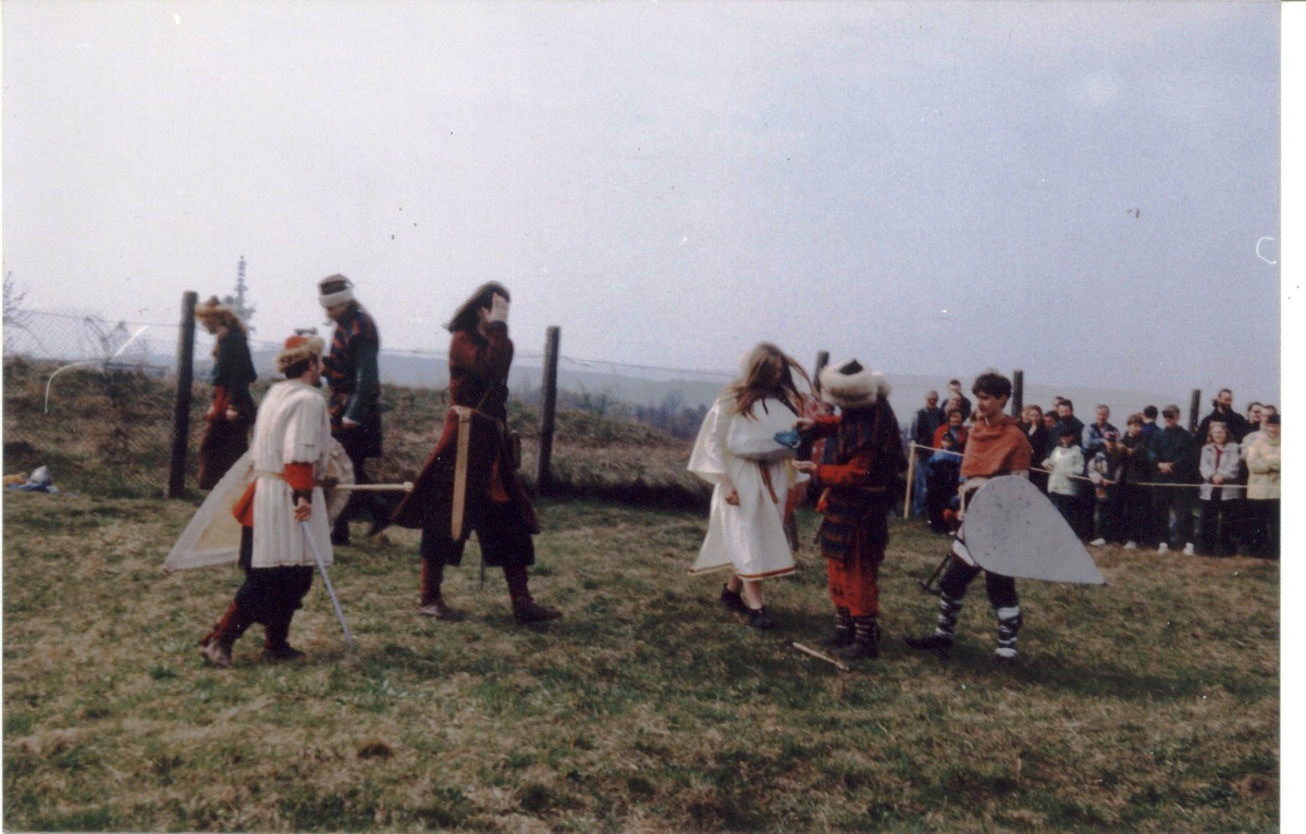 Заморские гости осматривают невольницу. Копец Крака.