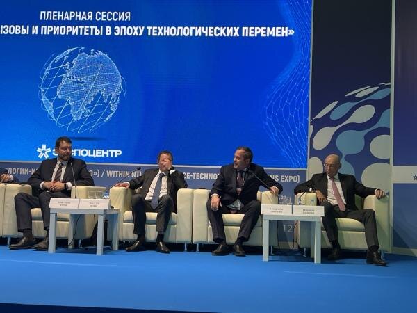 Фо­рум "Связь-2025". На фо­то (пер­вый спра­ва): за­мес­ти­тель пре­зиден­та-пред­се­дате­ля прав­ле­ния ПАО "Рос­те­леком" Ва­лерий Ер­ма­ков. (Фо­то ComNews)