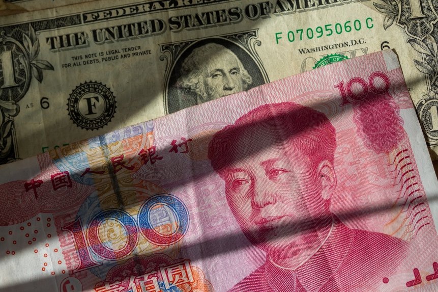 Доллар США и китайский юань, банкноты dpa/picture-alliance