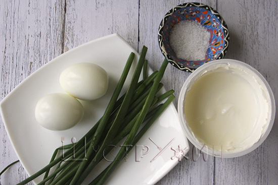 Яичный салат с луком, ингредиенты.